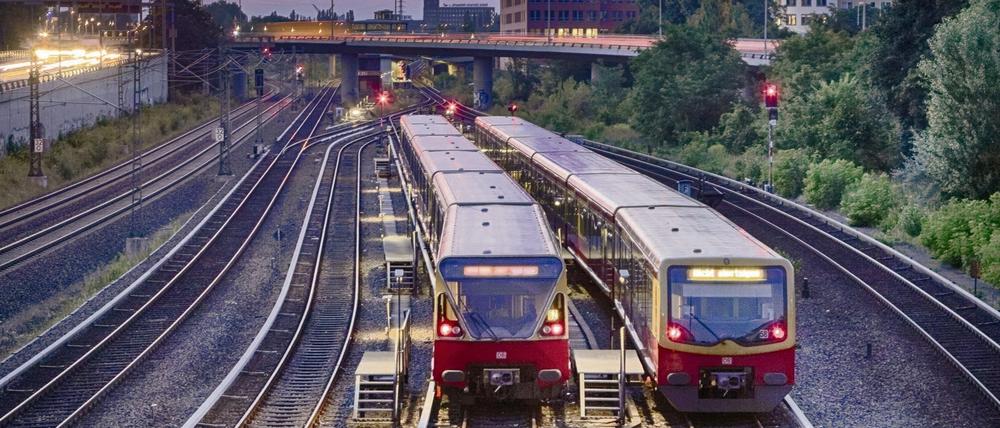 Stillstand ist angesagt: Zwei Ringbahnzüge halten in der Nähe vom Bahnhof Westend.