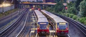 Stillstand ist angesagt: Zwei Ringbahnzüge halten in der Nähe vom Bahnhof Westend.