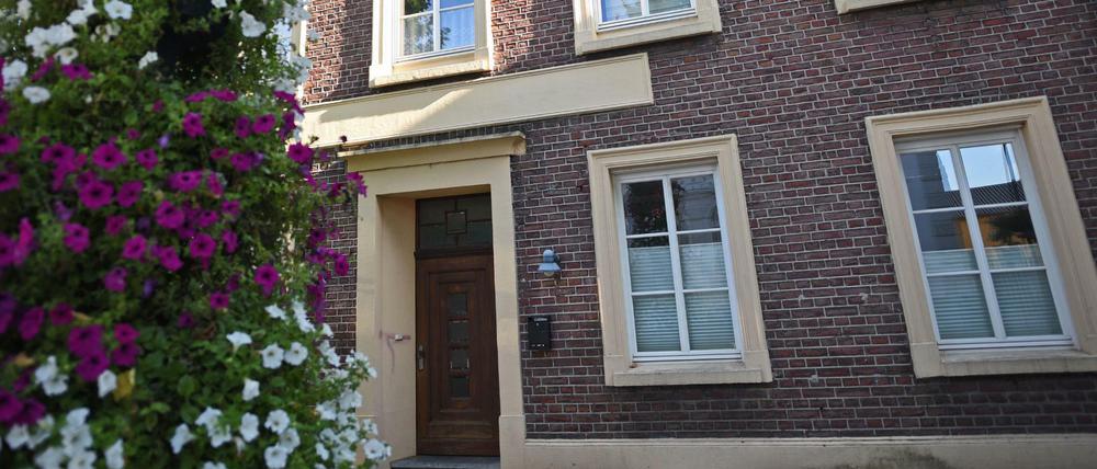 Idyll mit Schattenseiten. Das Gebäude des "Biologischen Krebs-Zentrum" in Brüggen-Bracht, Nordrhein-Westfalen).