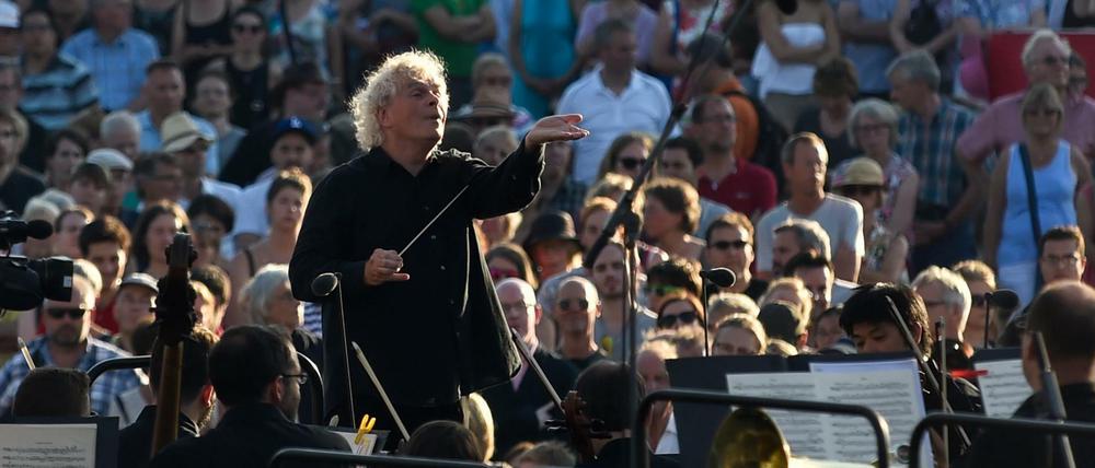 Sir Simon Rattle dirigiert am Samstag am Kulturforum die Berliner Philharmoniker.