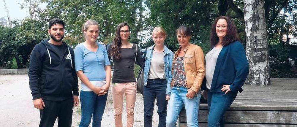 Engagiert im Kiez. Mustafa Islamoglu vom Hostel „Main Station“, Julia Brodersen, Earenya Guerra und Daniela Kuich von der Initiative „Im Garten“ sowie Annette Haußknecht und Claire Pfromm von „Misch mit!“ (von links nach rechts).