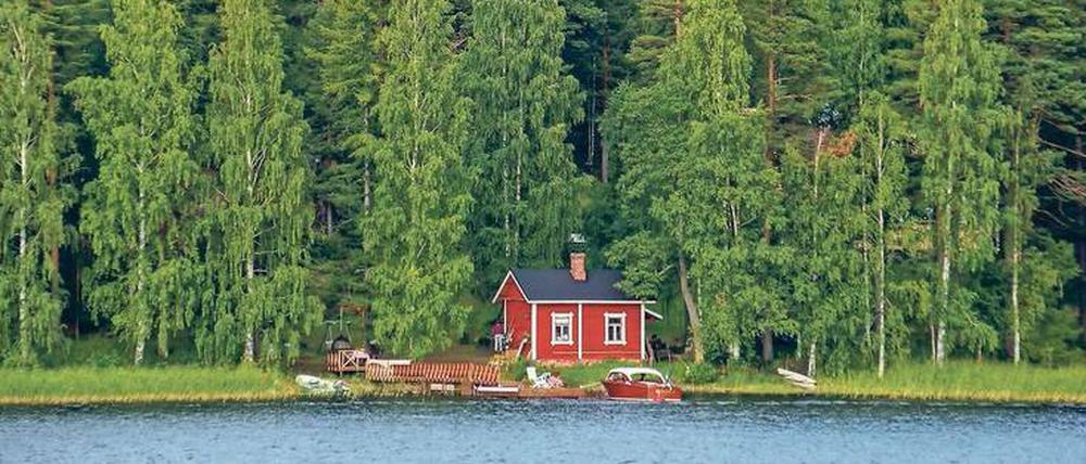 Ein typisches finnisches Ferienhäuschen steht am Walde – inmitten einer einsamen Seenlandschaft. Wer sich so etwas anschaffen möchte, beherzigt diese Regel: Eine Ferienimmobilie sollte sich mit 120 vermieteten Tagen im Jahr selbst tragen.