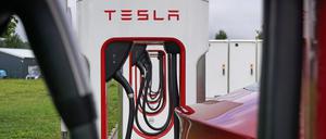 Auch Tesla spürt die Chipknappheit und schafft es dennoch, seinen Marktanteil erheblich auszubauen.