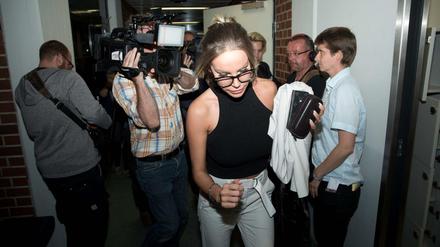 Gina-Lisa Lohfink verlässt nach dem Urteil das Amtsgericht Tiergarten.