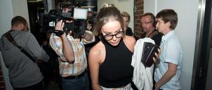 Gina-Lisa Lohfink verlässt nach dem Urteil das Amtsgericht Tiergarten. 