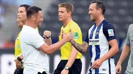 Eindeutiges Handspiel. Herthas Trainer Pal Dardai (links) und Siegtorschütze Julian Schieber klatschen sich nach dem ersten Heimsieg der Saison ab. 
