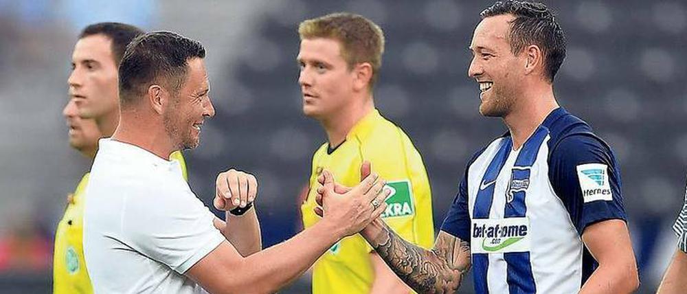 Eindeutiges Handspiel. Herthas Trainer Pal Dardai (links) und Siegtorschütze Julian Schieber klatschen sich nach dem ersten Heimsieg der Saison ab.