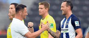 Eindeutiges Handspiel. Herthas Trainer Pal Dardai (links) und Siegtorschütze Julian Schieber klatschen sich nach dem ersten Heimsieg der Saison ab. 