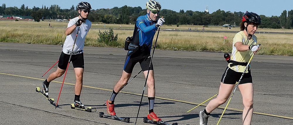 Nils Kutzer von der Firma Nordisch Aktiv auf Skirollen auf dem Tempelhofer Feld in Berlin.