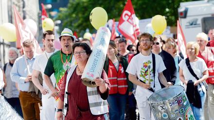 Im Juni streikten die Berliner Lehrer zuletzt. Doreen Siebernik, Landesvorsitzende der GEW, trug damals eine Unterschriftenrolle mit den Forderungen der Gewerkschaft zur Finanzverwaltung.
