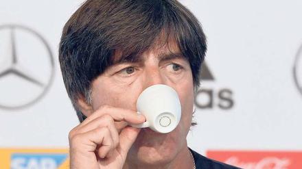 Ist da überhaupt Koffein drin? Joachim Löw zeigte sich am Montag eher unaufgeregt. Foto: dpa/Gambarini