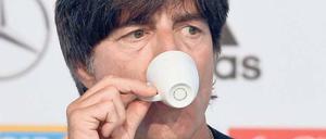 Ist da überhaupt Koffein drin? Joachim Löw zeigte sich am Montag eher unaufgeregt. Foto: dpa/Gambarini