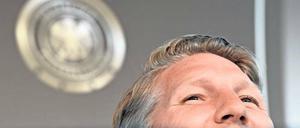 Schweres Gepäck. Aus seinen zwölf Jahren als deutscher Nationalspieler nimmt Bastian Schweinsteiger vor allem den Gewinn der WM-Trophäe als Erinnerung mit.