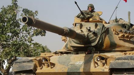 Ein türkischer Panzer auf dem Weg in die syrische Grenzsstadt Dscharablus.