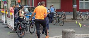 Gegen Raddiebstähle. Am Dienstag gastierte die Polizei auf dem gesperrten Kreuzungsteil an der Wundtstraße und codierte Fahrräder.