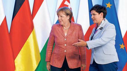 Die polnische Regierungschefin Beata Szydlo begrüßt Kanzlerin Angela Merkel. 