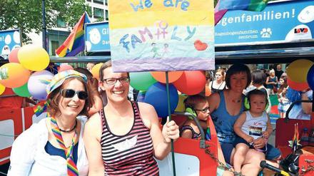 Zeigt Euch. Das Regenbogen Familienzentrum war auch beim Christopher Street Day mit einem Wagen dabei. 
