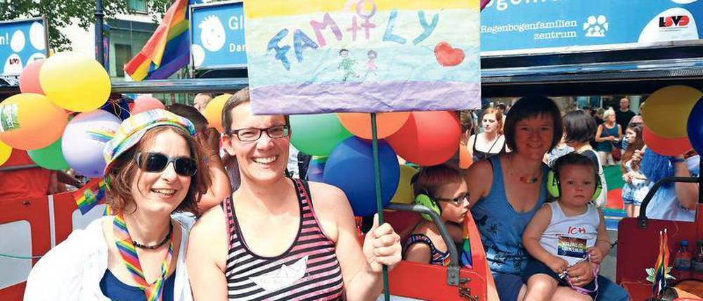 Zeigt Euch. Das Regenbogen Familienzentrum war auch beim Christopher Street Day mit einem Wagen dabei.