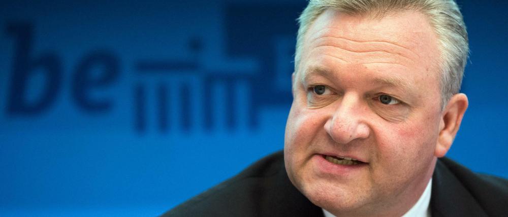 Berlins Innensenator Frank Henkel (CDU) fordert, im Ausland geschlossene Kinderehen in Deutschland nicht anzuerkennen.