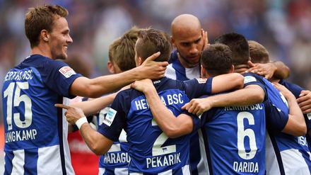 Läuft doch. Herthas Spieler bejubeln ihren ersten Saisonsieg in der Bundesliga. 
