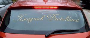 "Königreich Deutschland" steht auf der Heckscheibe eines Autos in Dessau-Roßlau.