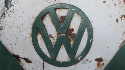Der Besitzer dieses schönen "Bulli" (VW-Transporter vom Typ 2 T1) aus dem Jahr 1962 muss die Folgen des Abgas-Skandals nicht fürchten. Liebhaber zahlen für restaurierte Versionen kleine Vermögen.