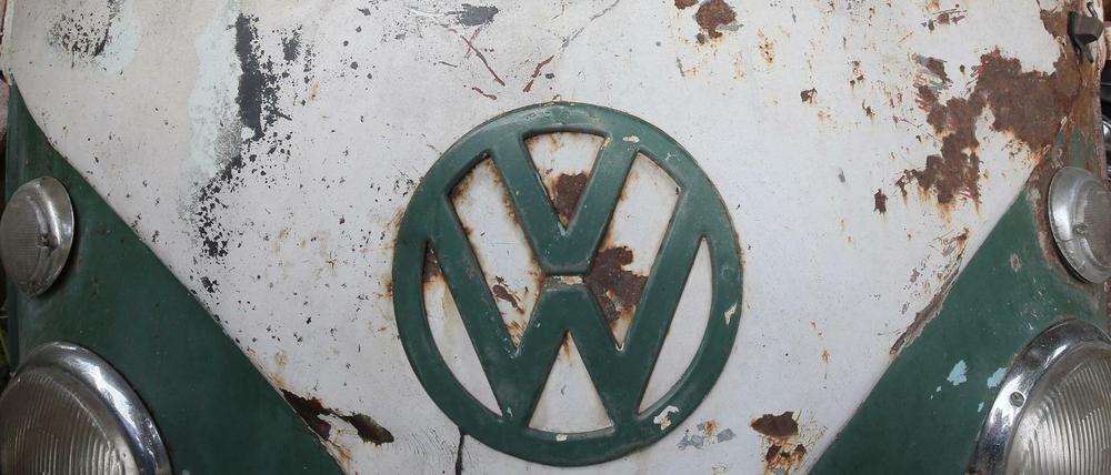 Der Besitzer dieses schönen "Bulli" (VW-Transporter vom Typ 2 T1) aus dem Jahr 1962 muss die Folgen des Abgas-Skandals nicht fürchten. Liebhaber zahlen für restaurierte Versionen kleine Vermögen.