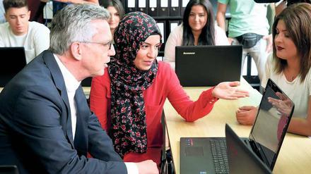 Perspektive Computer. Nicht nur in der „ReDI-School“, auch im Bildungswerk Kreuzberg schaute Minister Thomas de Maizière kürzlich Flüchtlingen bei der Ausbildung zu. Foto: Wolfgang Kumm/dpa