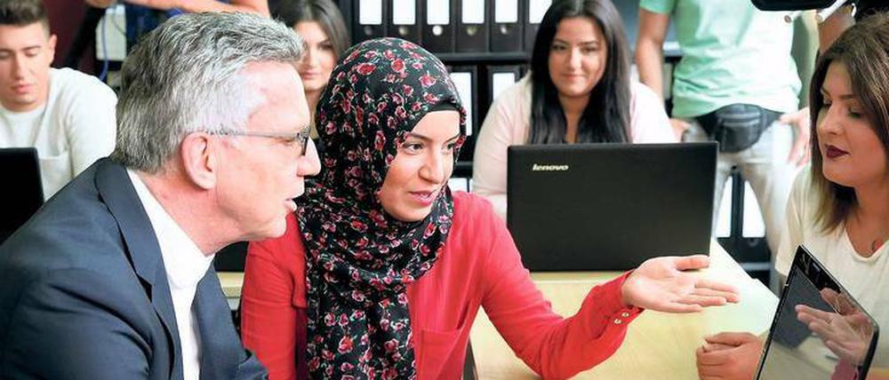 Perspektive Computer. Nicht nur in der „ReDI-School“, auch im Bildungswerk Kreuzberg schaute Minister Thomas de Maizière kürzlich Flüchtlingen bei der Ausbildung zu. Foto: Wolfgang Kumm/dpa