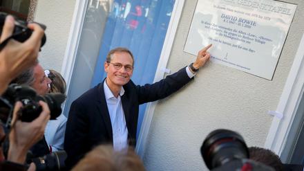 Berlins Regierender Bürgermeister Michael Müller (SPD) zeigt auf die Gedenktafel für David Bowie. 