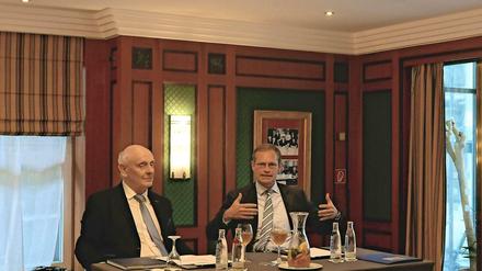 Diskussion im Kempinski. Der Vereinsvorsitzende Peter-Michael Riedel (li.) und der Regierende Bürgermeister Michael Müller.