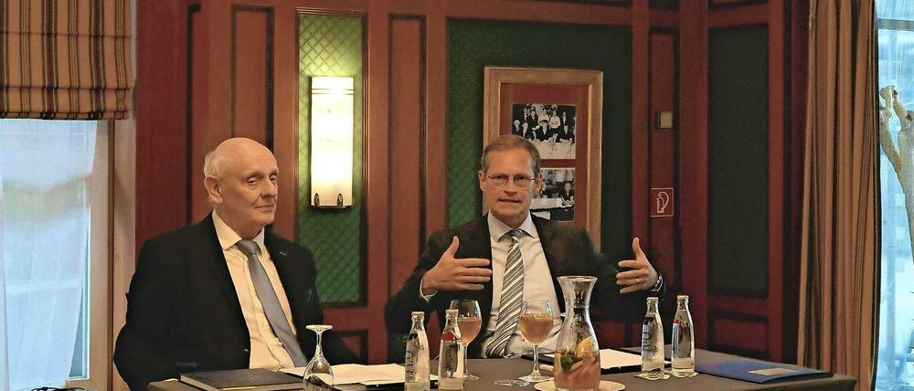Diskussion im Kempinski. Der Vereinsvorsitzende Peter-Michael Riedel (li.) und der Regierende Bürgermeister Michael Müller.