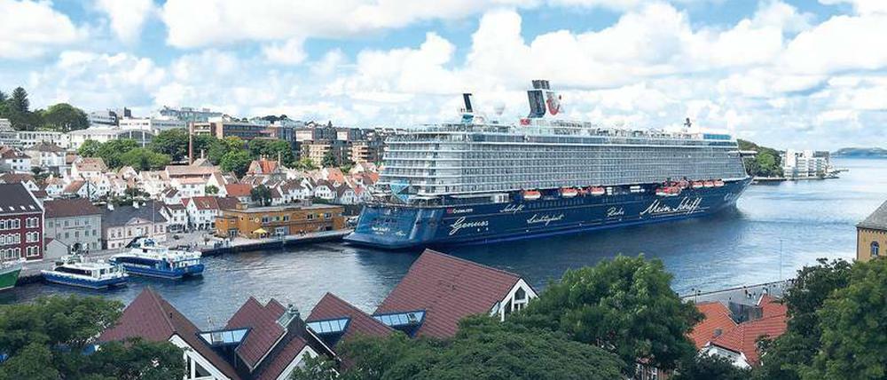 Fischerort mit Hochhaus. Vom alten Feuerwehrwachturm in Stavanger aus können die Passagiere ihr Schiff auf Augenhöhe erleben. Über 48 Stufen geht es hinauf zur Aussichtsetage. Der schöne Blick öffnet die Augen für Dimensionen. 