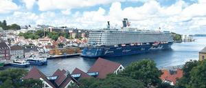 Fischerort mit Hochhaus. Vom alten Feuerwehrwachturm in Stavanger aus können die Passagiere ihr Schiff auf Augenhöhe erleben. Über 48 Stufen geht es hinauf zur Aussichtsetage. Der schöne Blick öffnet die Augen für Dimensionen. 