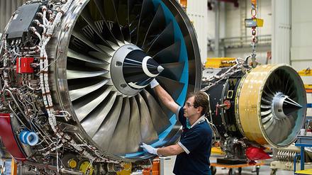Ein Mechaniker des britischen Triebwerksherstellers Rolls-Royce arbeitet an einem Flugzeugtriebwerk im Werk in Dahlewitz am südlichen Berliner Autobahnring. Mitarbeiter werden mit Sorge nach China blicken, wo sich neue Konkurrenz formiert.