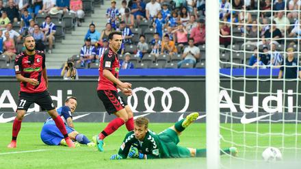 Aus dem Gewühl heraus erlöste der eingewechselte Julian Schieber mit seinem Tor die Berliner Fans.