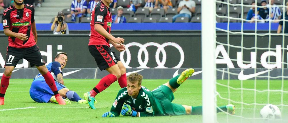 Aus dem Gewühl heraus erlöste der eingewechselte Julian Schieber mit seinem Tor die Berliner Fans.