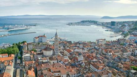 Blick auf den Glockenturm von Split und die Adria.