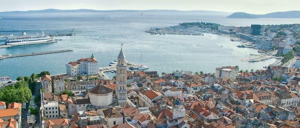 Blick auf den Glockenturm von Split und die Adria.