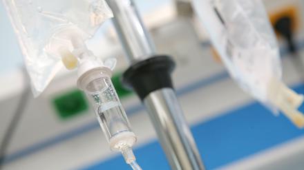 Fragwürdig. Der Heilpraktiker gab seinen Patienten Infusionen mit einem experimentellen Wirkstoff, dessen Verträglichkeit noch nicht am Menschen getestet wurde. 