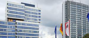 Das Gebäude am Ernst-Reuter-Platz 6 (li.) soll einem Neubau weichen, der so hoch werden könnte wie das Telefunken-Haus (80 Meter).