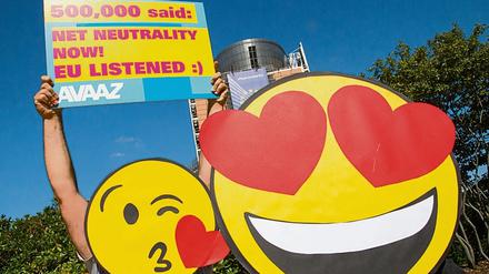 Als Smileys verkleidet feierten die Mitglieder der Plattform Avaaz in Brüssel die neuen Leitlinien zur Netzneutralität.