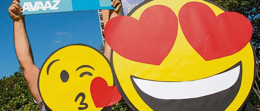 Als Smileys verkleidet feierten die Mitglieder der Plattform Avaaz in Brüssel die neuen Leitlinien zur Netzneutralität.