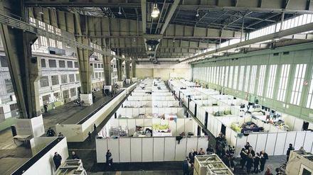 Im Hangar. Der ehemalige Flughafen Tempelhof ist zu Deutschlands größter Flüchtlingsunterkunft geworden. 