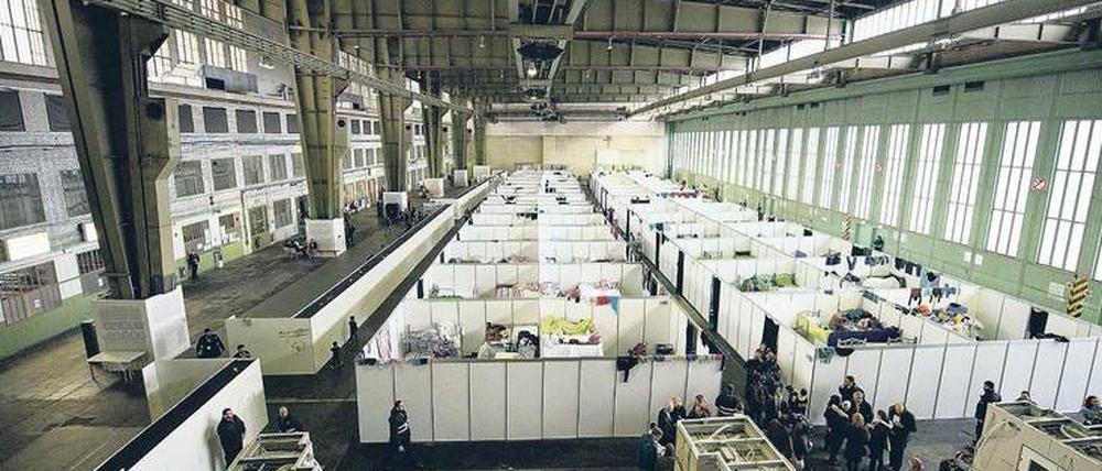 Im Hangar. Der ehemalige Flughafen Tempelhof ist zu Deutschlands größter Flüchtlingsunterkunft geworden.