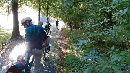 Warten, bitte. Die Rasensprenger stoppen die Radler im Tiergarten.