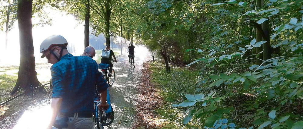 Warten, bitte. Die Rasensprenger stoppen die Radler im Tiergarten.