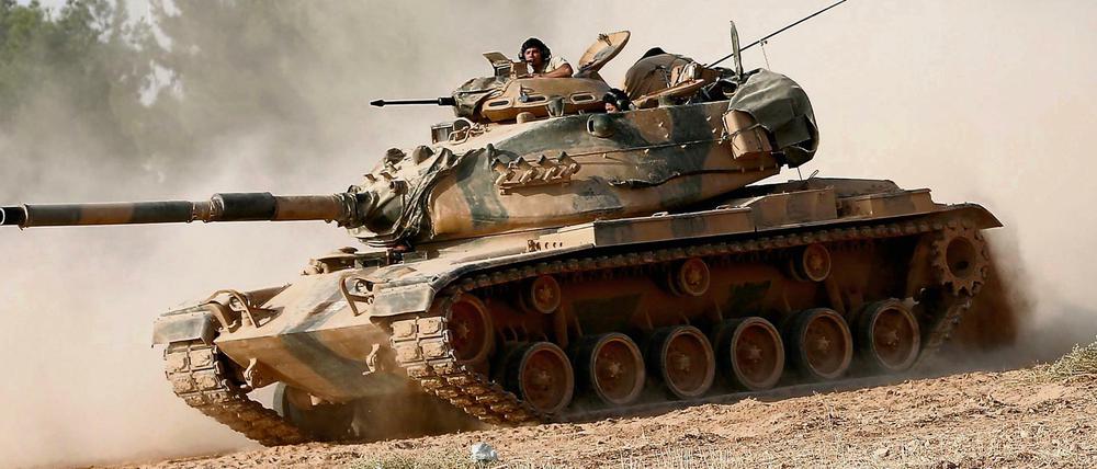 Ein türkischer Panzer auf dem Weg zur syrischen Grenze.