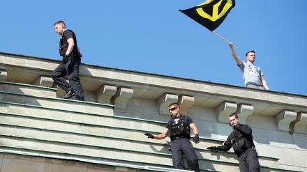 Polizisten auf dem Brandenburger Tor - rechts oben einer der Besetzer.
