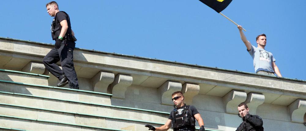 Polizisten auf dem Brandenburger Tor - rechts oben einer der Besetzer.